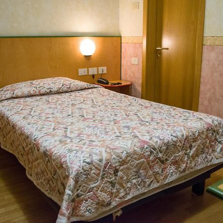 Hotel Baffo Rosso Alba Adriatica Exterior photo